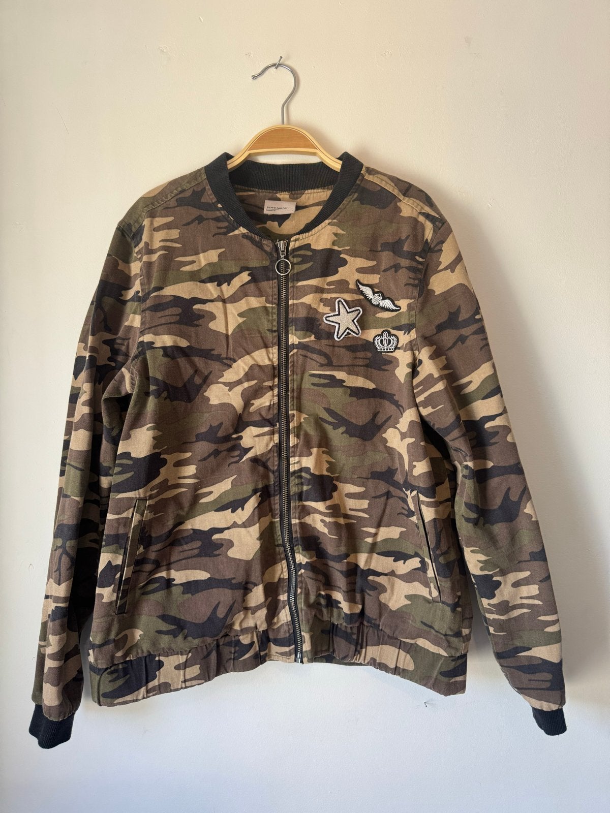 Camouflage Bomberjack met Patches - Maat L, Ophalen of Verzenden, Gedragen, Maat 42/44 (L), Groen