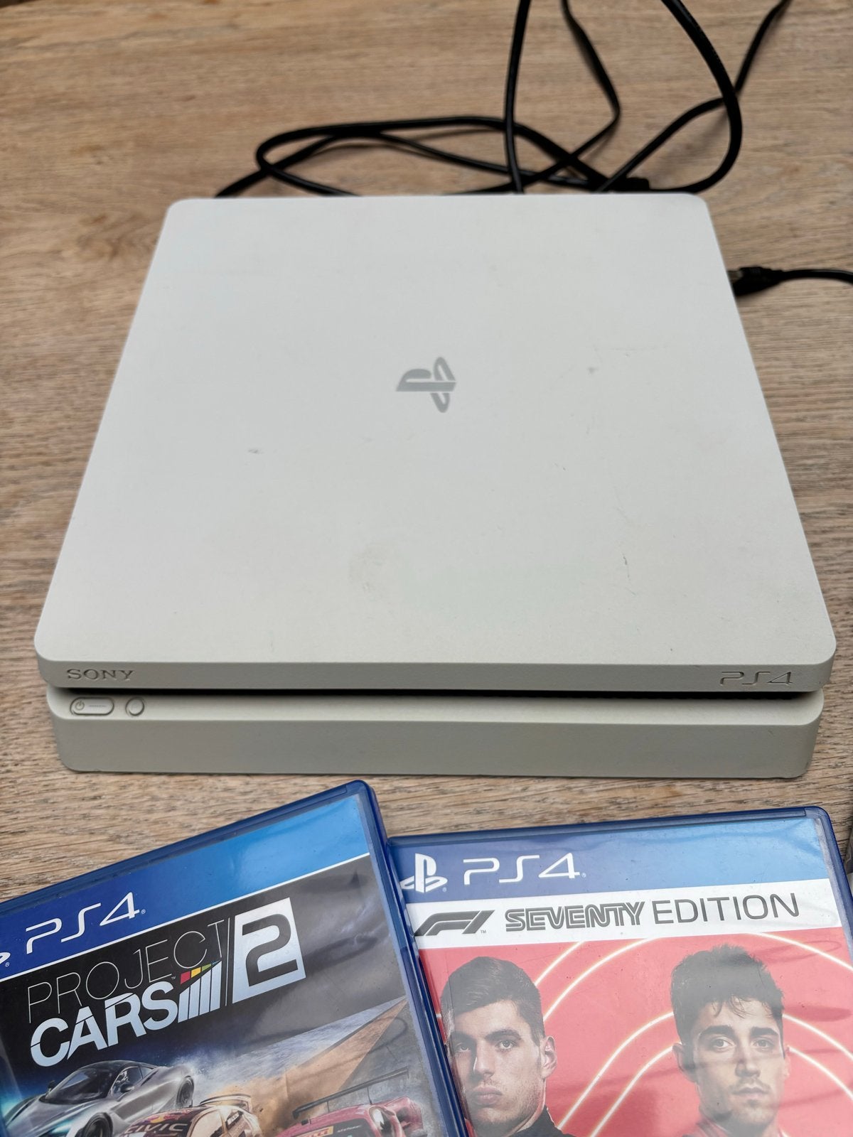 PlayStation 4 1TB met 2 controllers en 6 games, Met 2 controllers, Ophalen of Verzenden, 1 TB, Slim