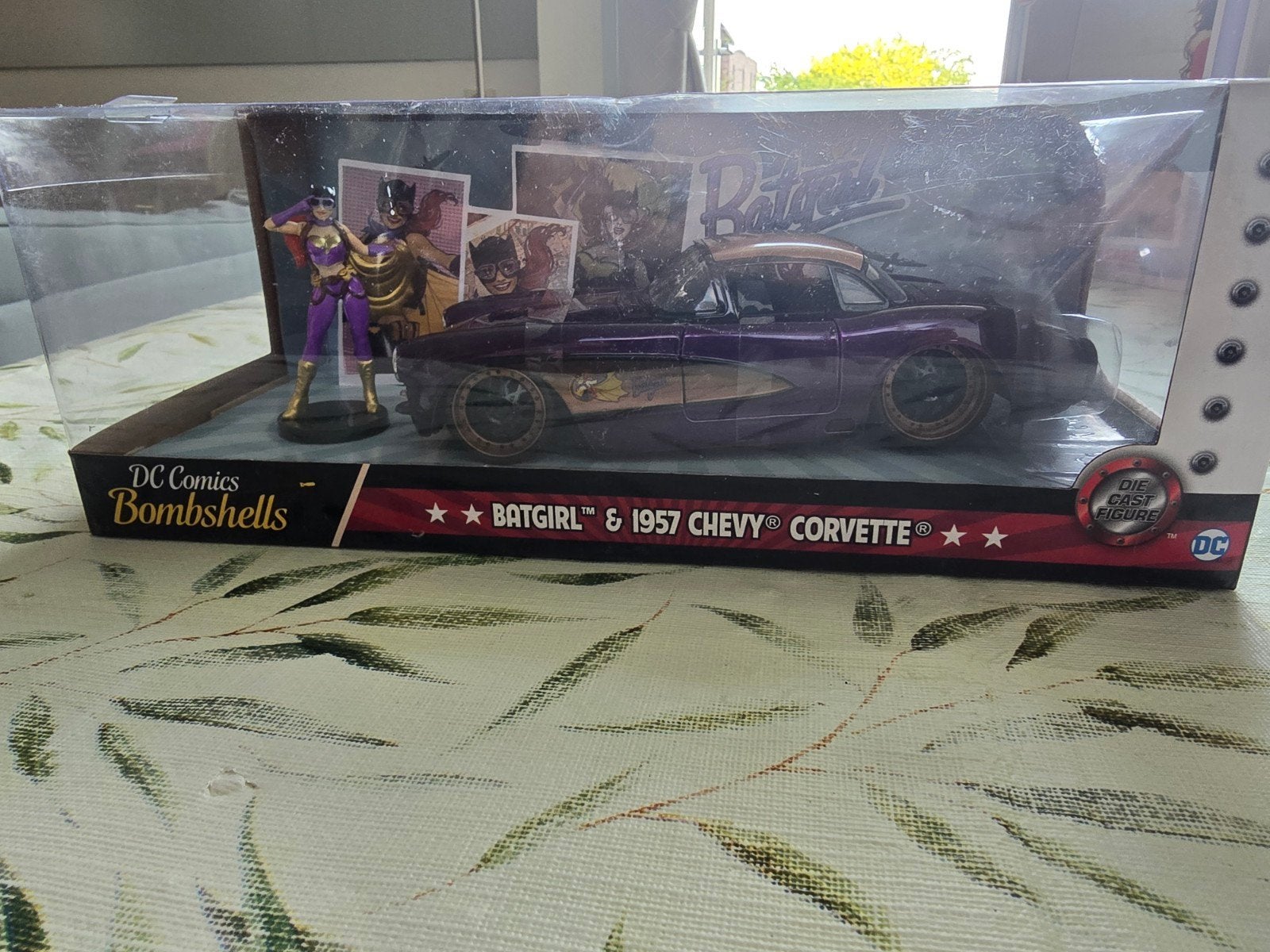 DC Comics Bombshells Batgirl & 1957 Chevy Corvette, Overige merken, Auto, Verzenden, 1:32 tot 1:50