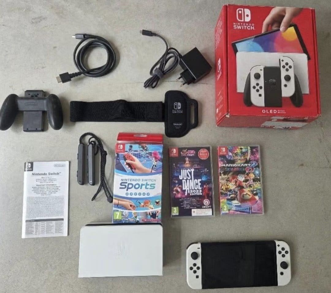 Nintendo Switch OLED met 3 games en accessoires, Met games, Met 2 controllers, Zo goed als nieuw, Switch OLED