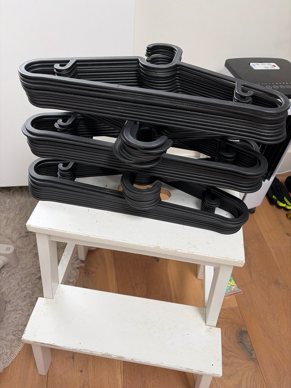 50 IKEA Spruttig kledinghangers zwart, Kleding | Dames, Kledinghangers, Ophalen of Verzenden, Gebruikt, Kunststof, Volwassenen
