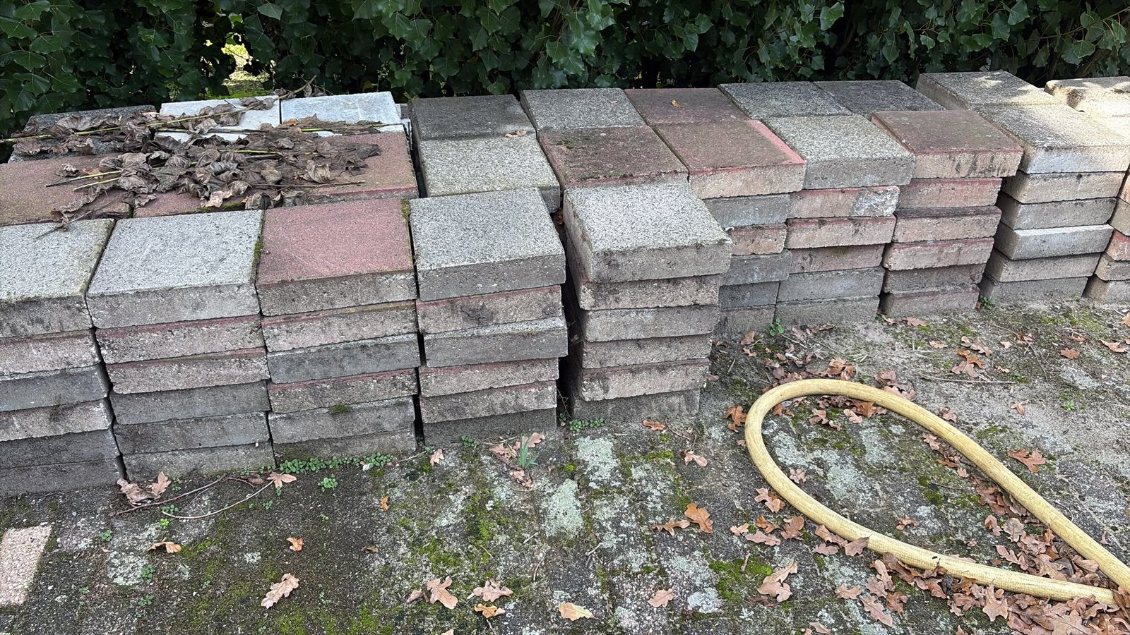 Gratis dikke 30x30 tegels 138 stuks, Ophalen, Zo goed als nieuw, Beton, Terrastegels