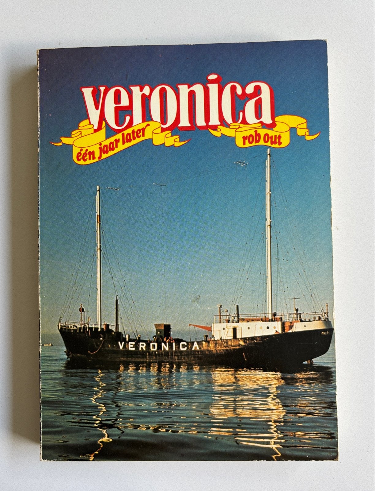 Veronica: één jaar later - Rob Out (1975), Boeken, Ophalen of Verzenden, Gelezen, Nederland