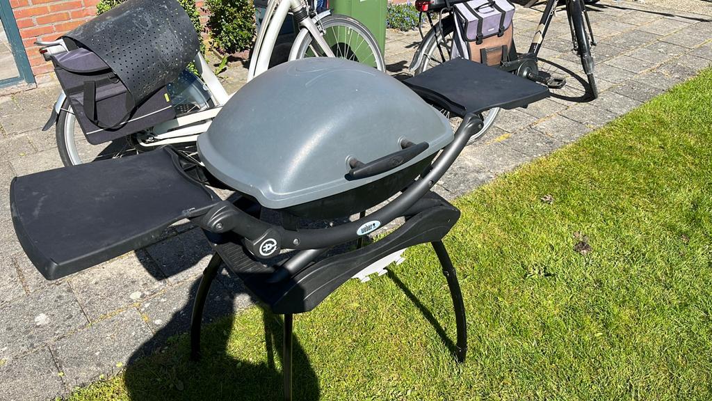 Weber Q2400 W elektrische barbecue met onderstel, Tuin en Terras, Elektrische barbecues, Ophalen, Zo goed als nieuw