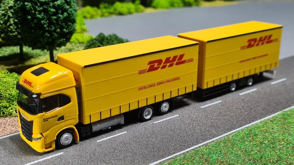049 Herpa DHL Iveco S-Way volume combinatie, Ophalen of Verzenden, Nieuw, Bus of Vrachtwagen, Herpa