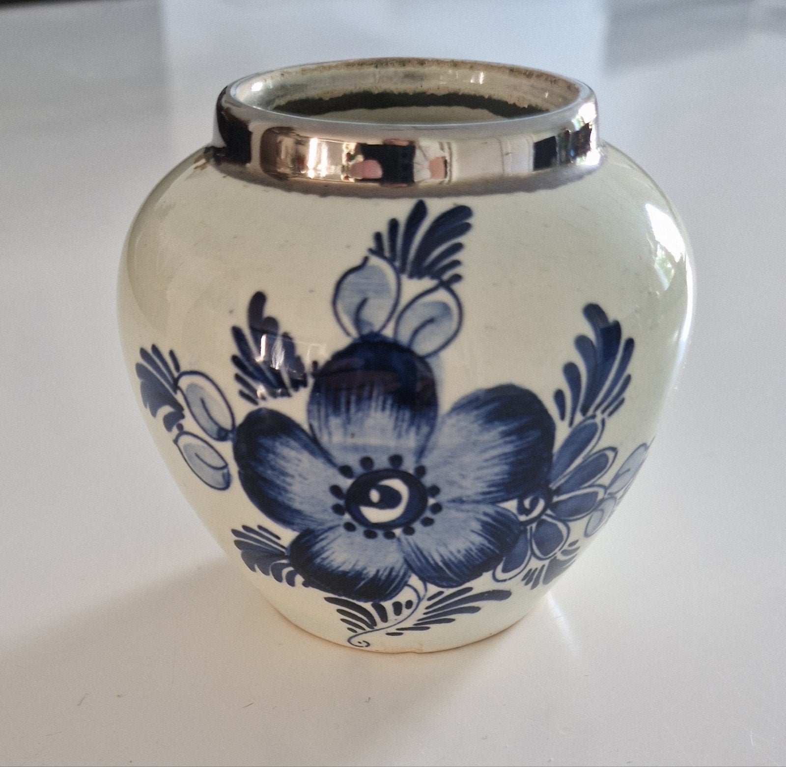Delfts blauw lepelvaasje met metaalkleurige rand, Ophalen of Verzenden