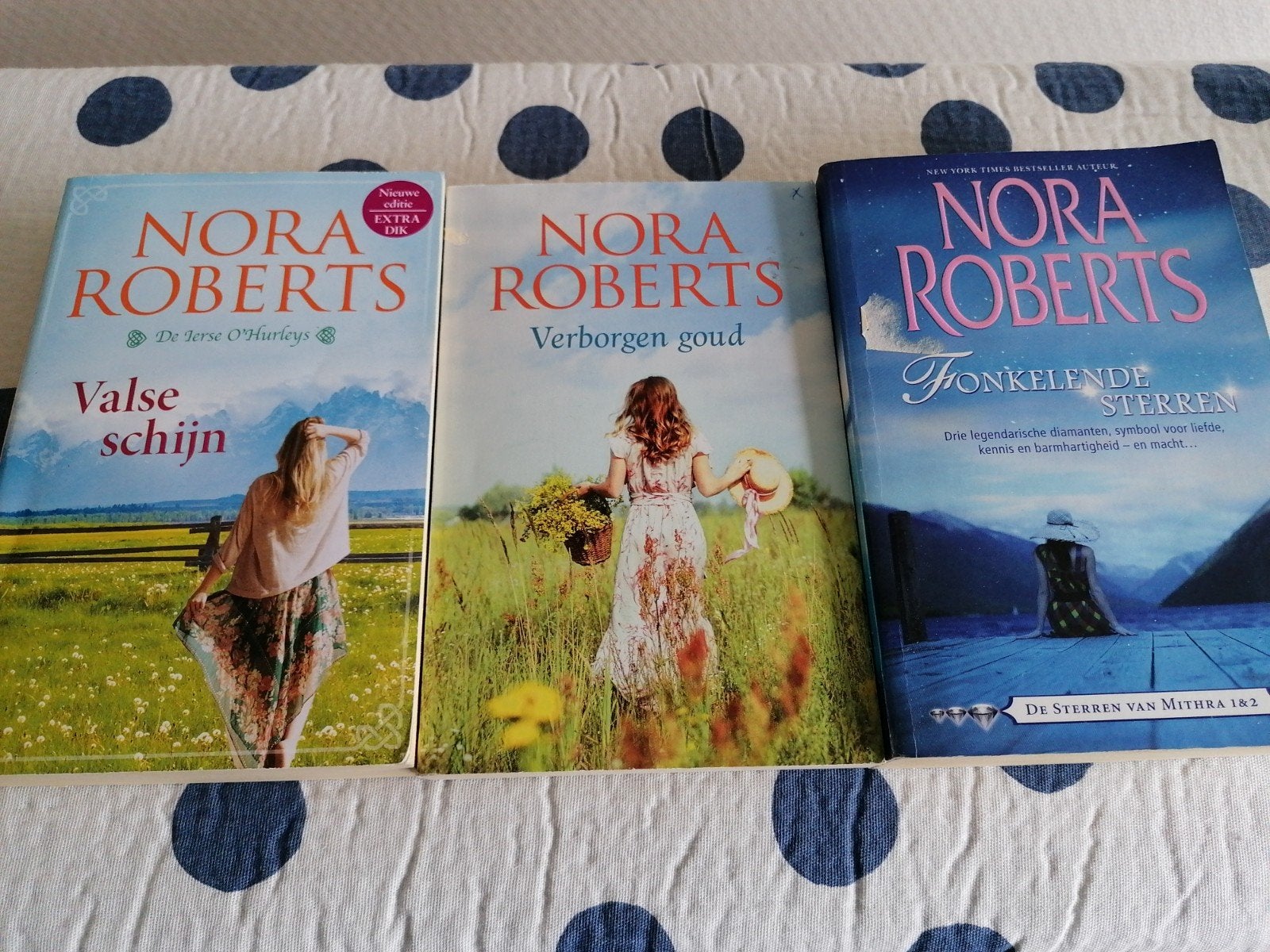 3x Nora Roberts -Valse schijn - Verborgen goud- Fonkelende, Ophalen of Verzenden, Gelezen, Nora Roberts