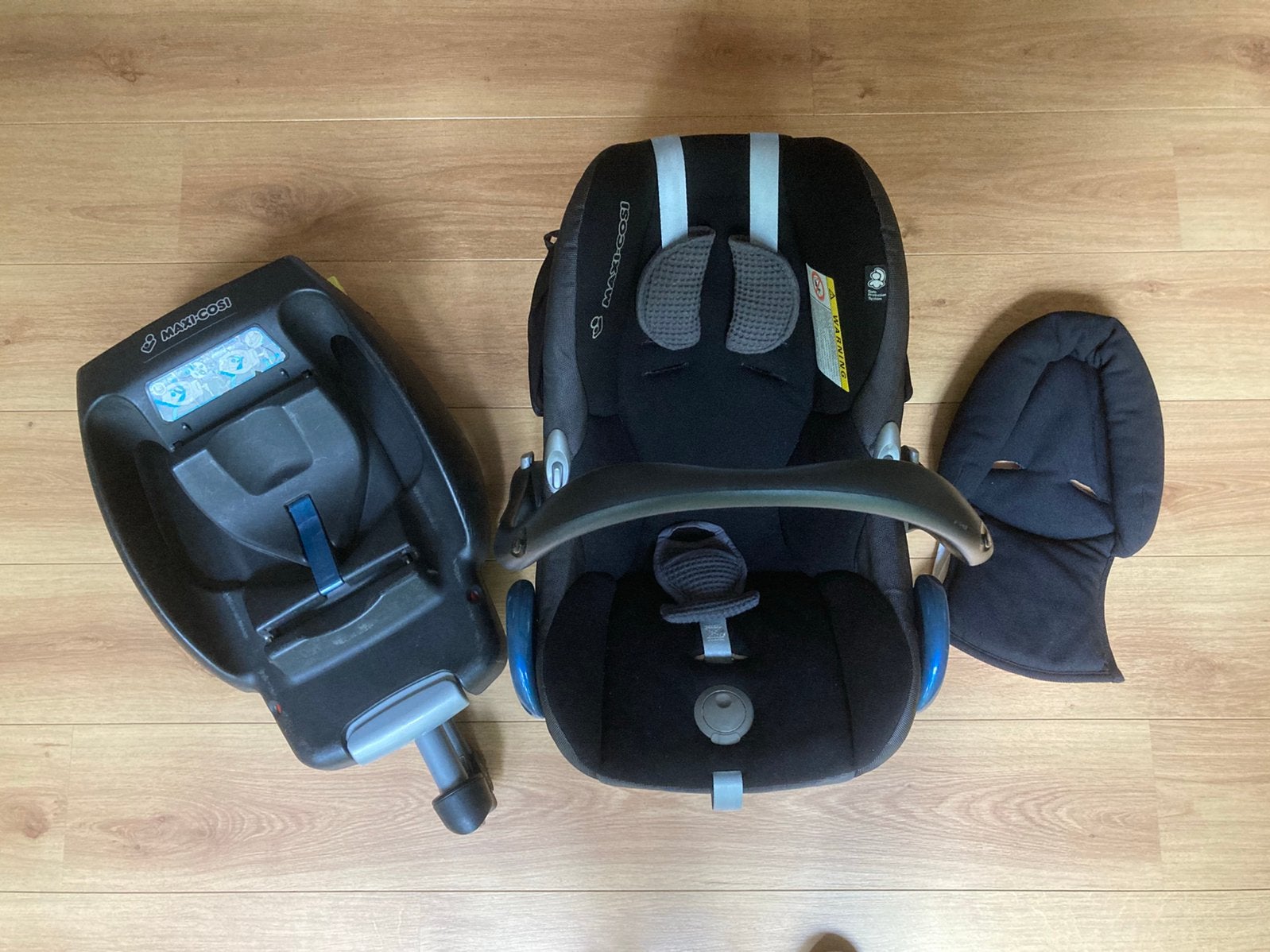 Maxicosi met baby inzet, zonnekap en easyfix basis te koop, Autogordel of Isofix, Zo goed als nieuw, Maxi-Cosi, Ophalen