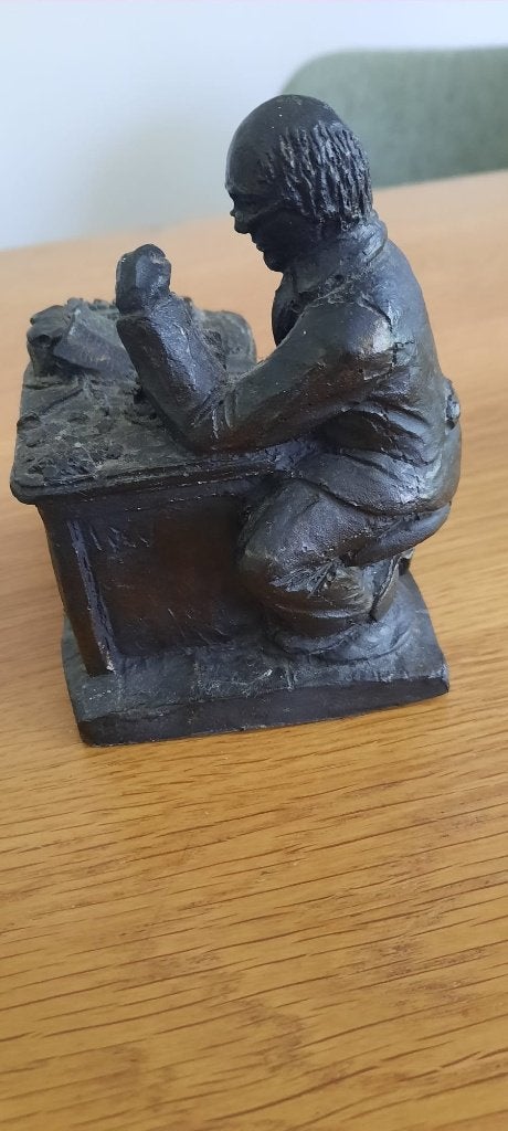 beeldje de geldwisselaar gemaakt door Janneke Ros, Antiek en Kunst, Kunst | Beelden en Houtsnijwerken, Minder dan 20 cm, Ophalen of Verzenden