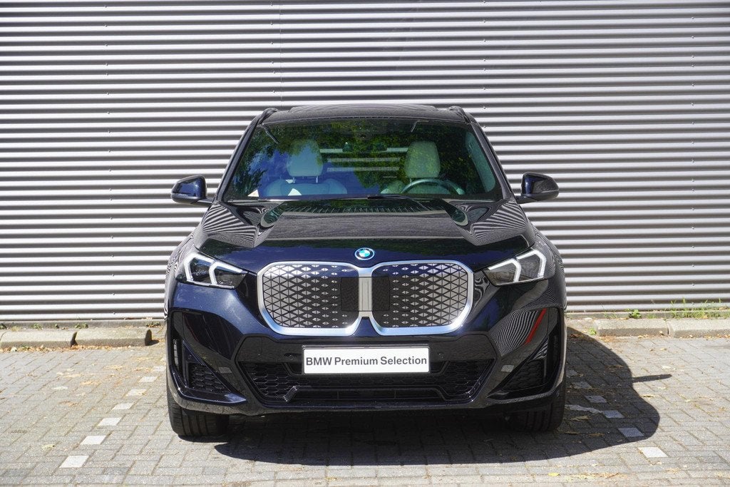 BMW iX1 eDrive20 M Sportpakket | Premium Pack | Trekhaak met, Auto's, BMW, 514 km, 750 kg, Met garantie (alle), Zwart