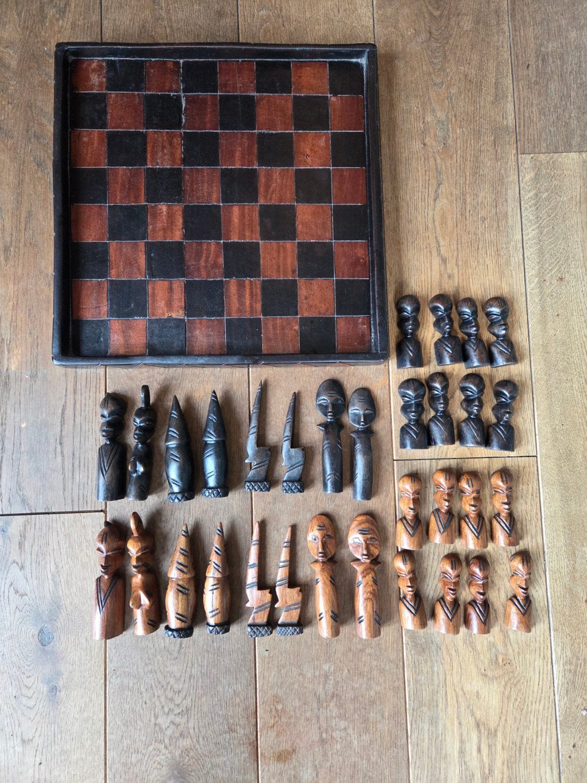 Uniek handgesneden Afrikaans schaakspel – Hout – Compleet, Een of twee spelers, Ophalen, Gebruikt