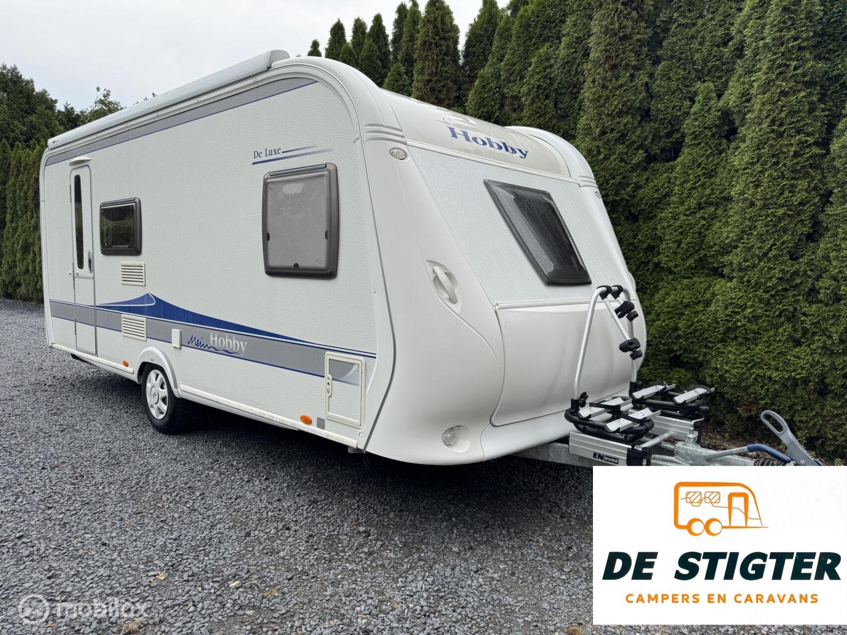 Hobby 500 KMFE de Luxe Vastbed Stapelbedden Dakluifel, Koelkast, Hobby, 7 tot 8 meter, Bedrijf