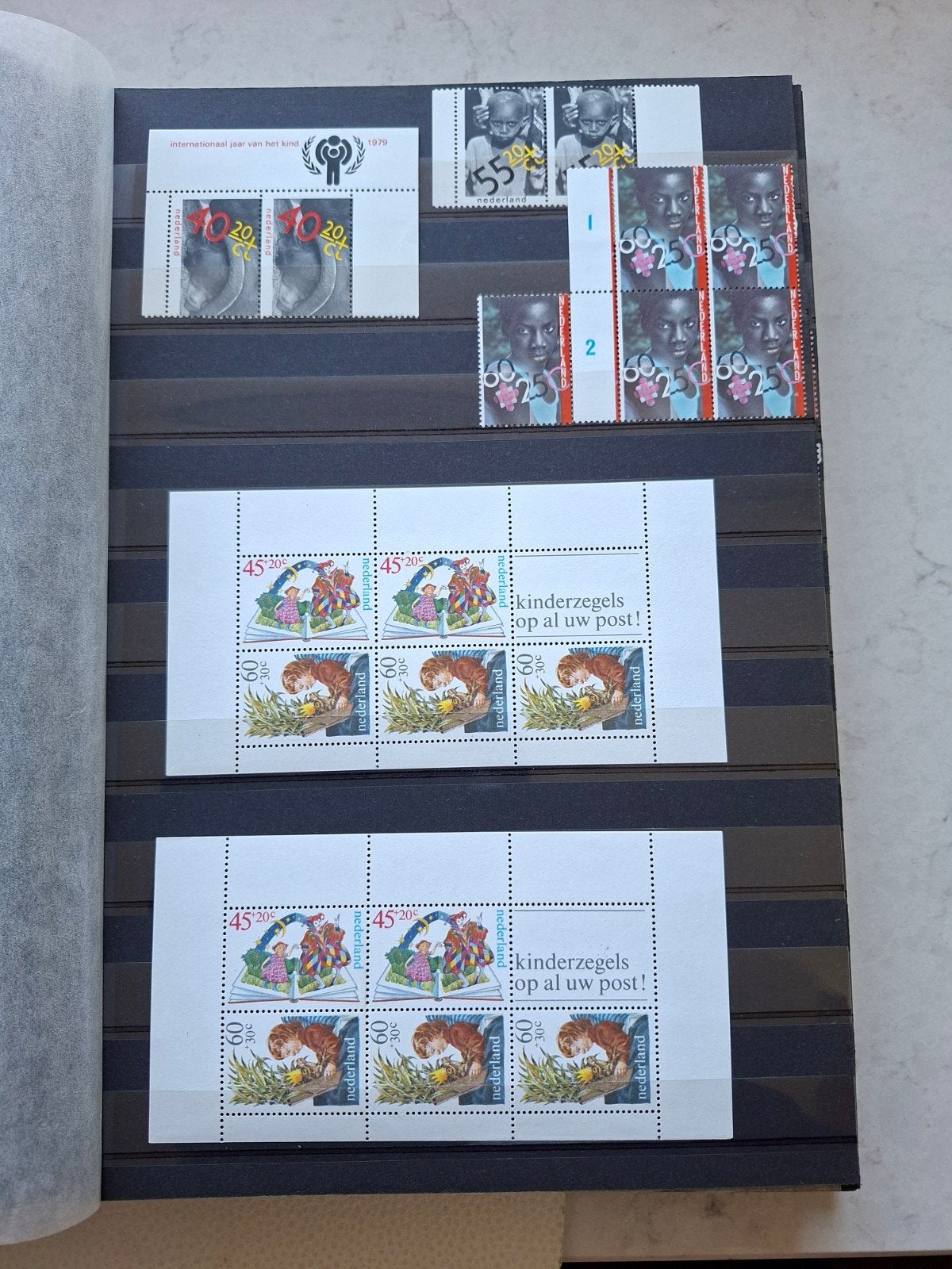 28 pagina's postzegels Nederland | o.a. ki derpostzegels, Ophalen of Verzenden, Nederland