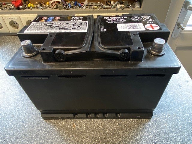 Accu Varta 12V 68Ah 680A ( OEM 7P0915105 ), Ophalen, Gebruikt, BMW