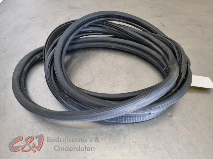 Portierrubber 4Deurs links-achter van een Peugeot Partner, Gebruikt, -, -, Ophalen of Verzenden
