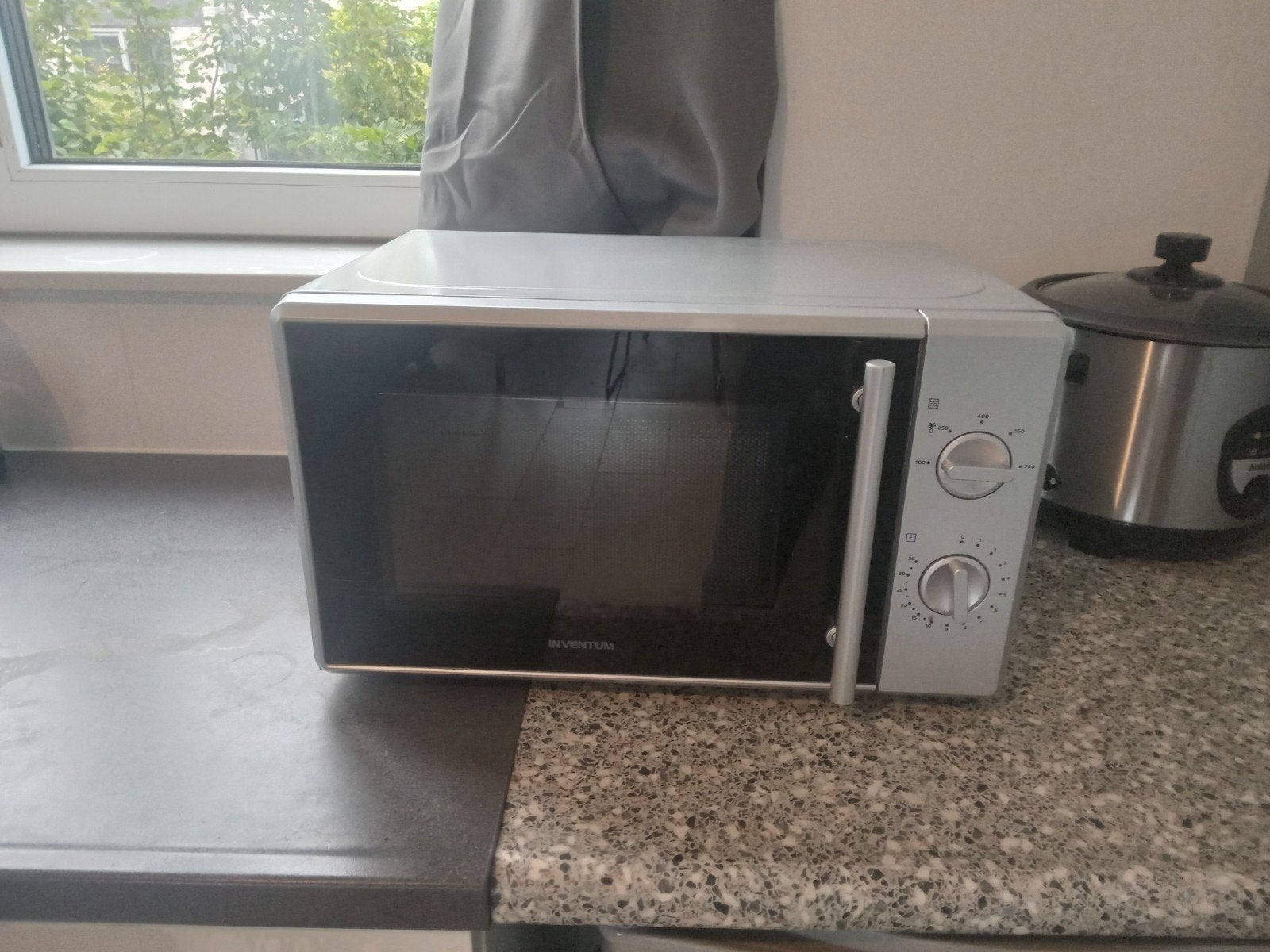 Inventum Magnetron 700 Watt - Grijs, Witgoed en Apparatuur, Magnetrons, Minder dan 45 cm, Ophalen of Verzenden, Draaiplateau, Vrijstaand