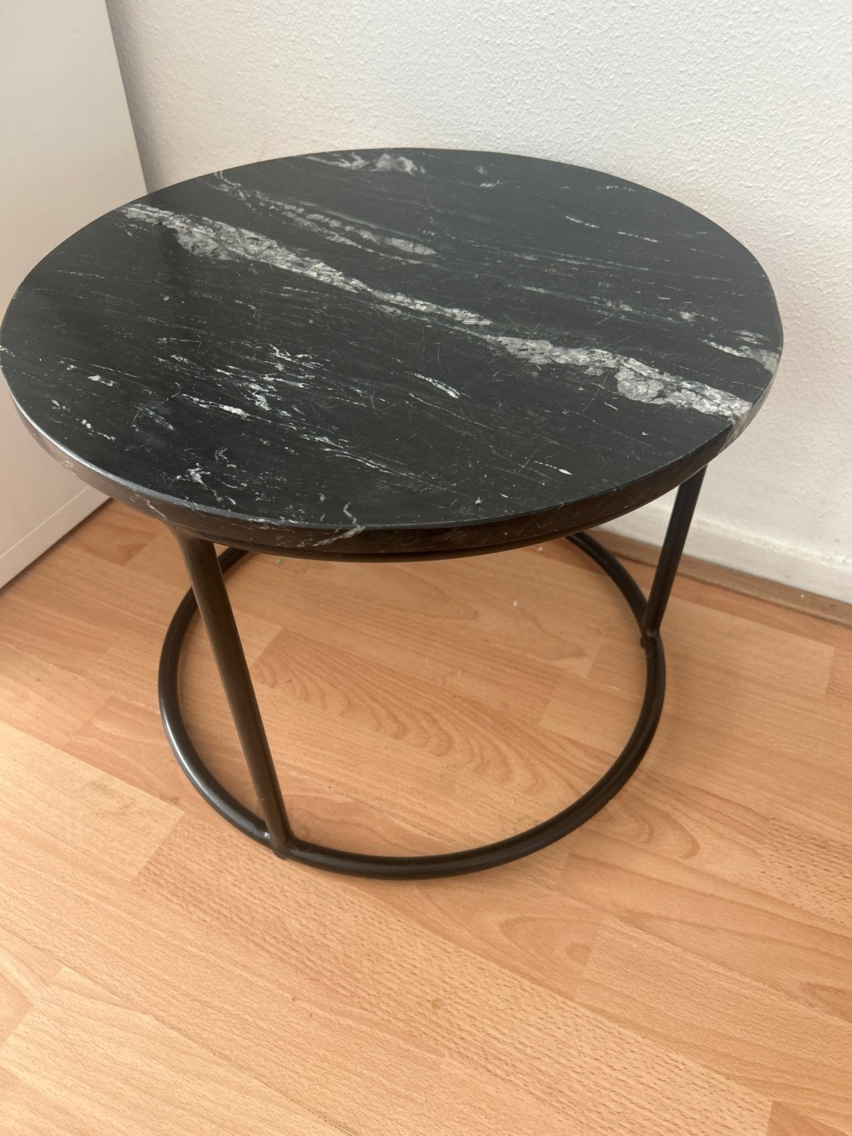 Ronde bijzettafel met zwart marmeren blad, Ophalen, Minder dan 45 cm, Minder dan 55 cm, Metaal of Aluminium
