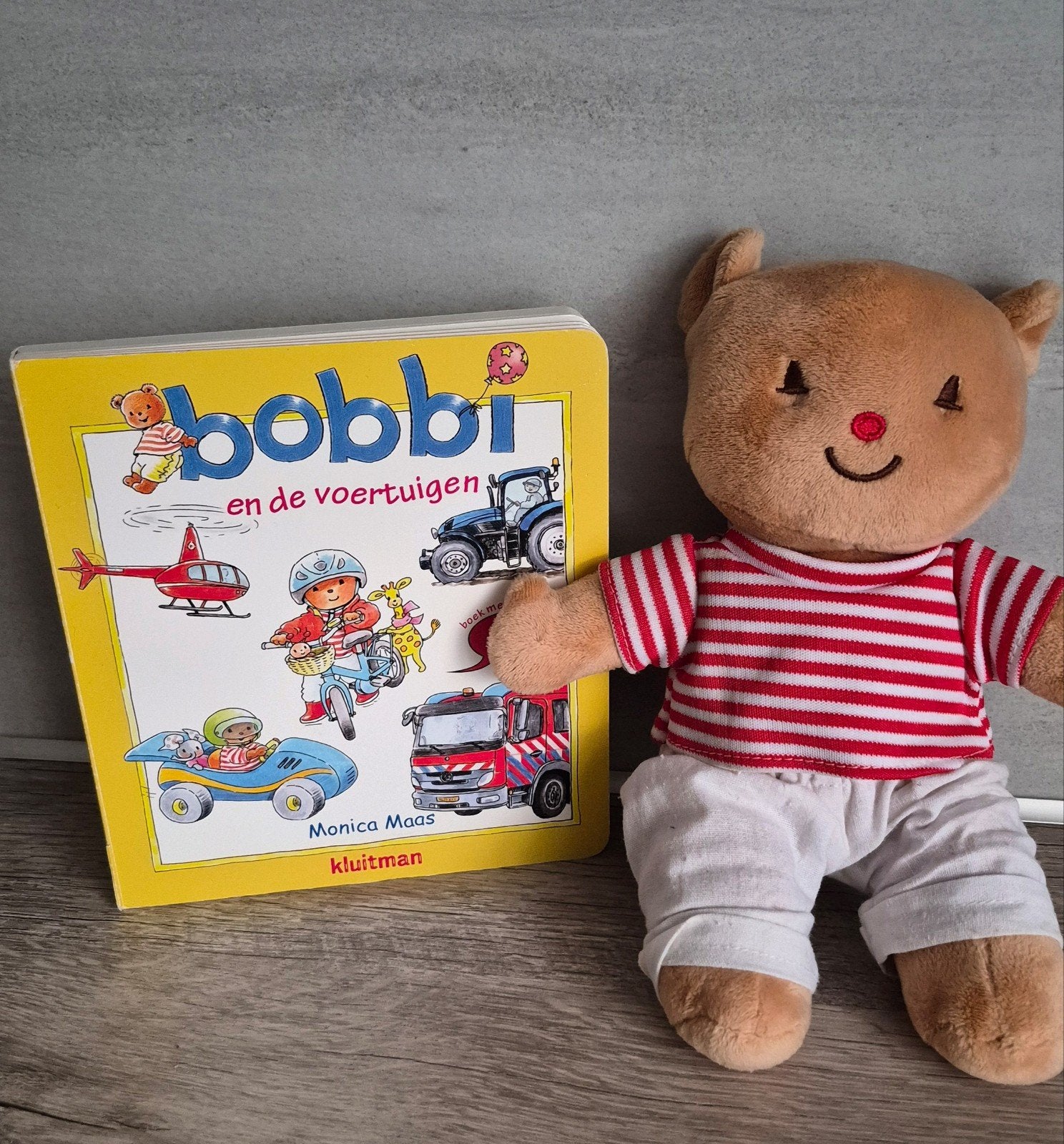 Bobbi en de voertuigen boek met Geluiden excl knuffel, Ophalen of Verzenden, Zo goed als nieuw, Monica Maas, 1 tot 2 jaar