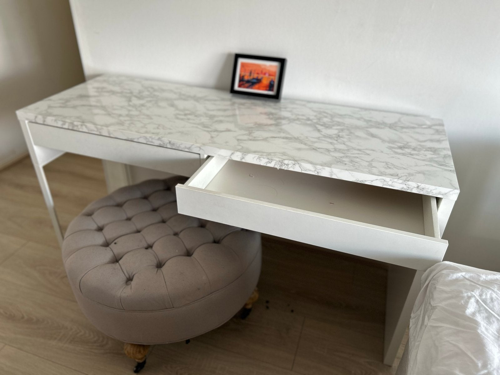 Bureau/kaptafel met marmerlook blad en lades, Huis en Inrichting, Tafels | Kaptafels, Ophalen, 100 tot 150 cm, Zo goed als nieuw