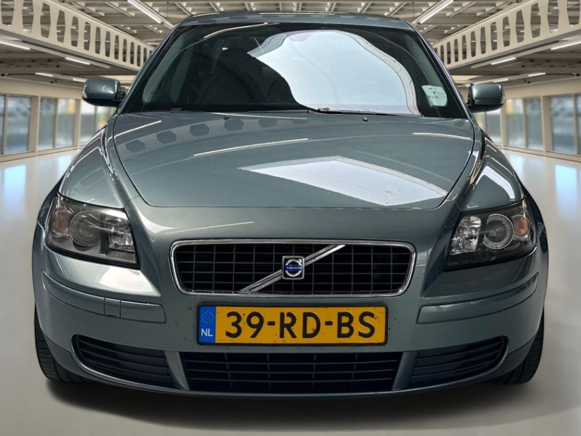 Volvo S40 1.8 Momentum, Voorwielaandrijving, Gebruikt, Zwart, 4 cilinders