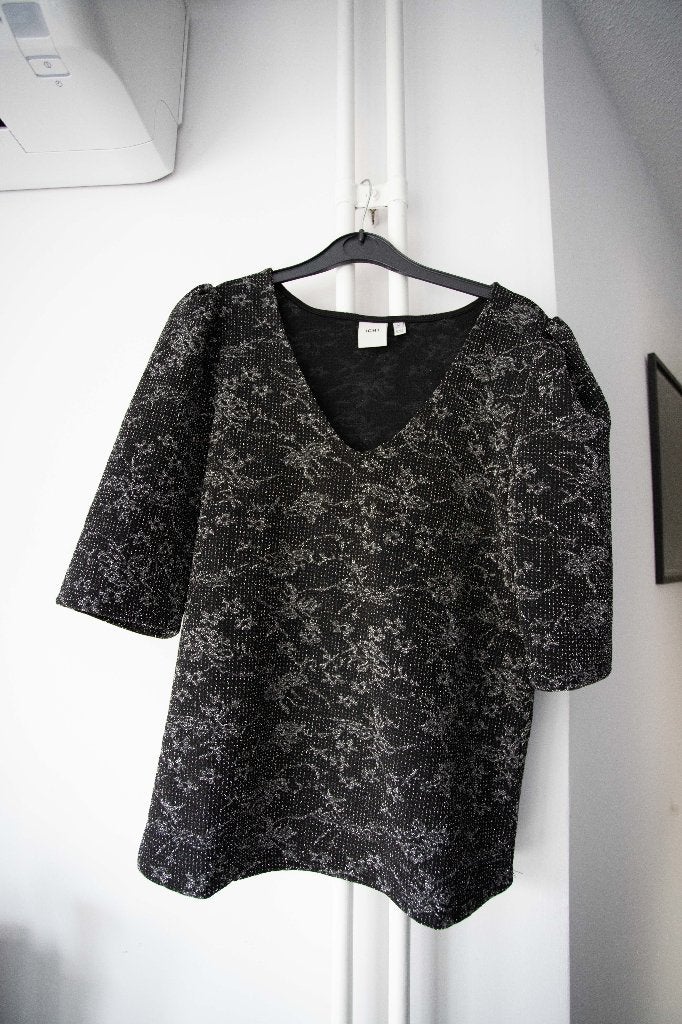 Zwarte top / T-shirt / feesttop met glitter Ichi maat M, Maat 38/40 (M), Zwart, Ophalen of Verzenden, Zo goed als nieuw