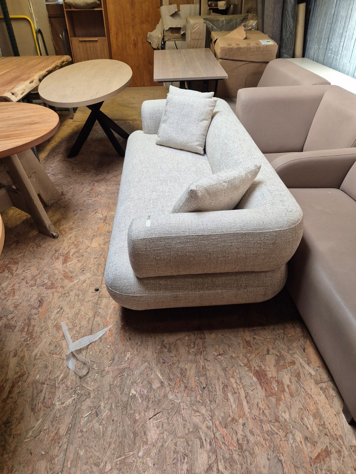 Richmond LUX aanbieding bank beige speciaal mat goud poot, Ophalen, Nieuw