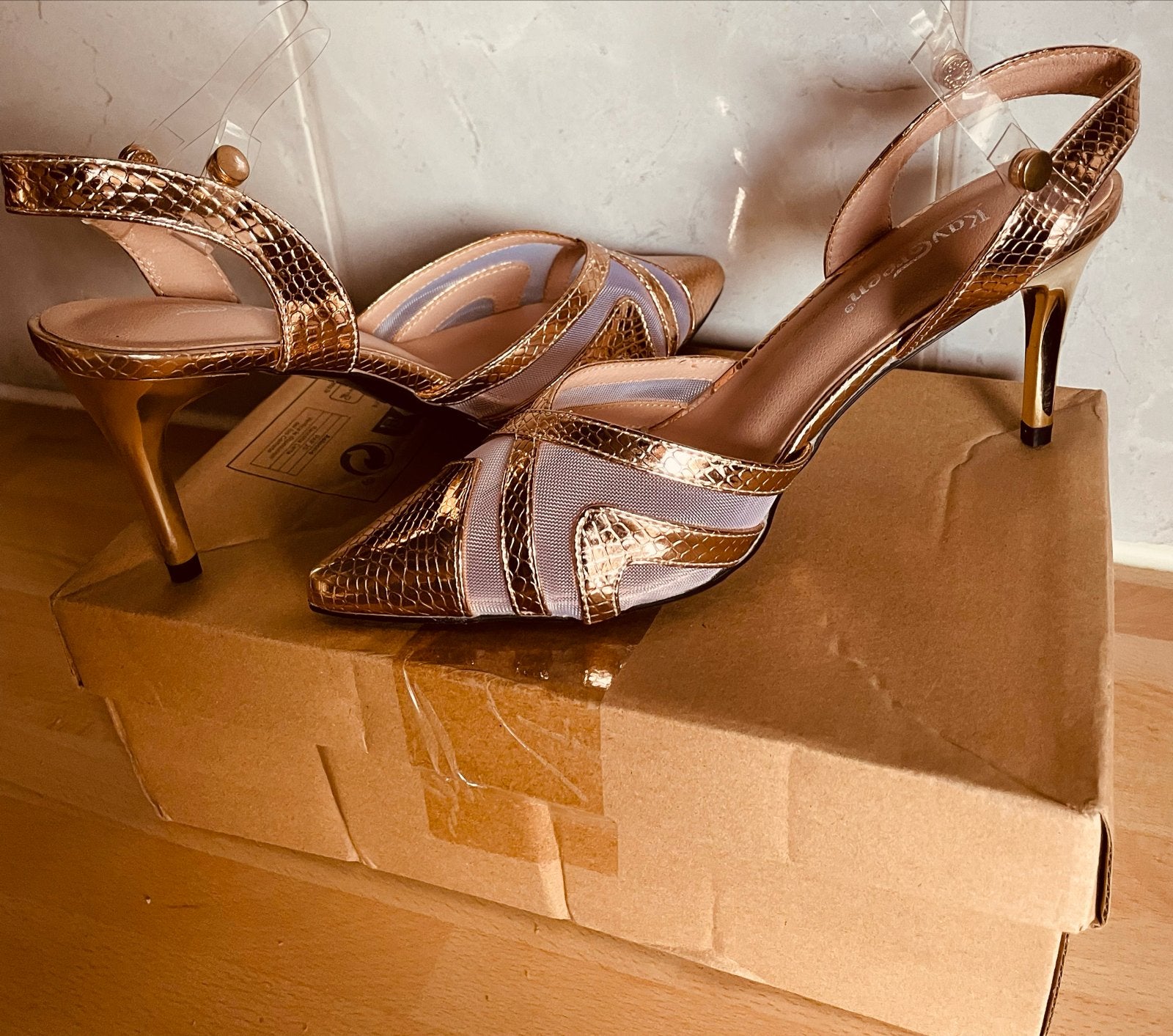 Gouden pumps met slangenprint en transparante bandjes, Kleding | Dames, Pumps, Overige kleuren, Nieuw, Ophalen of Verzenden
