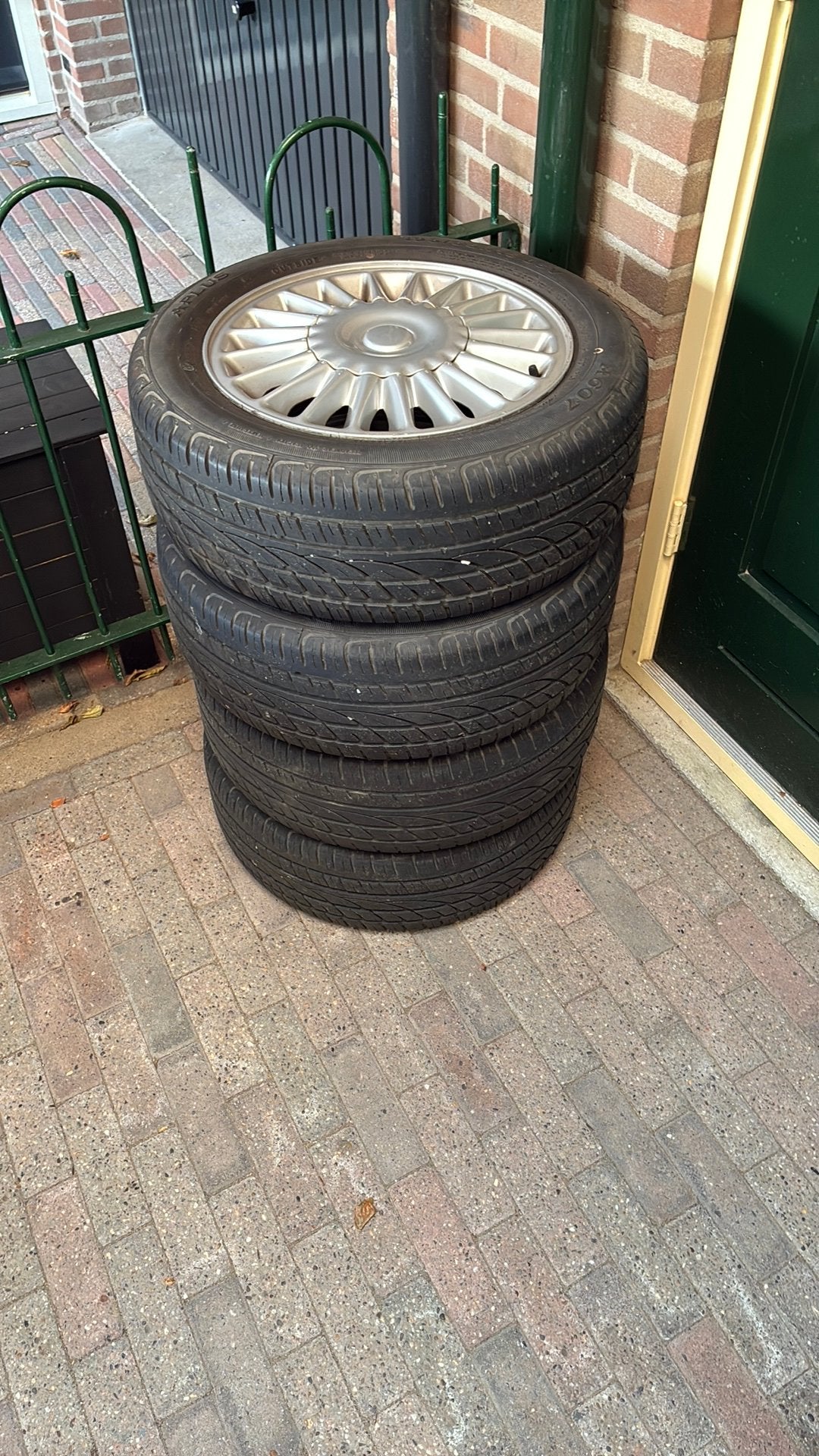 Zomerbanden 195/55R15 met originele LM Volvo velgen, Auto-onderdelen, 15 inch, Ophalen of Verzenden, 195 mm, Zomerbanden