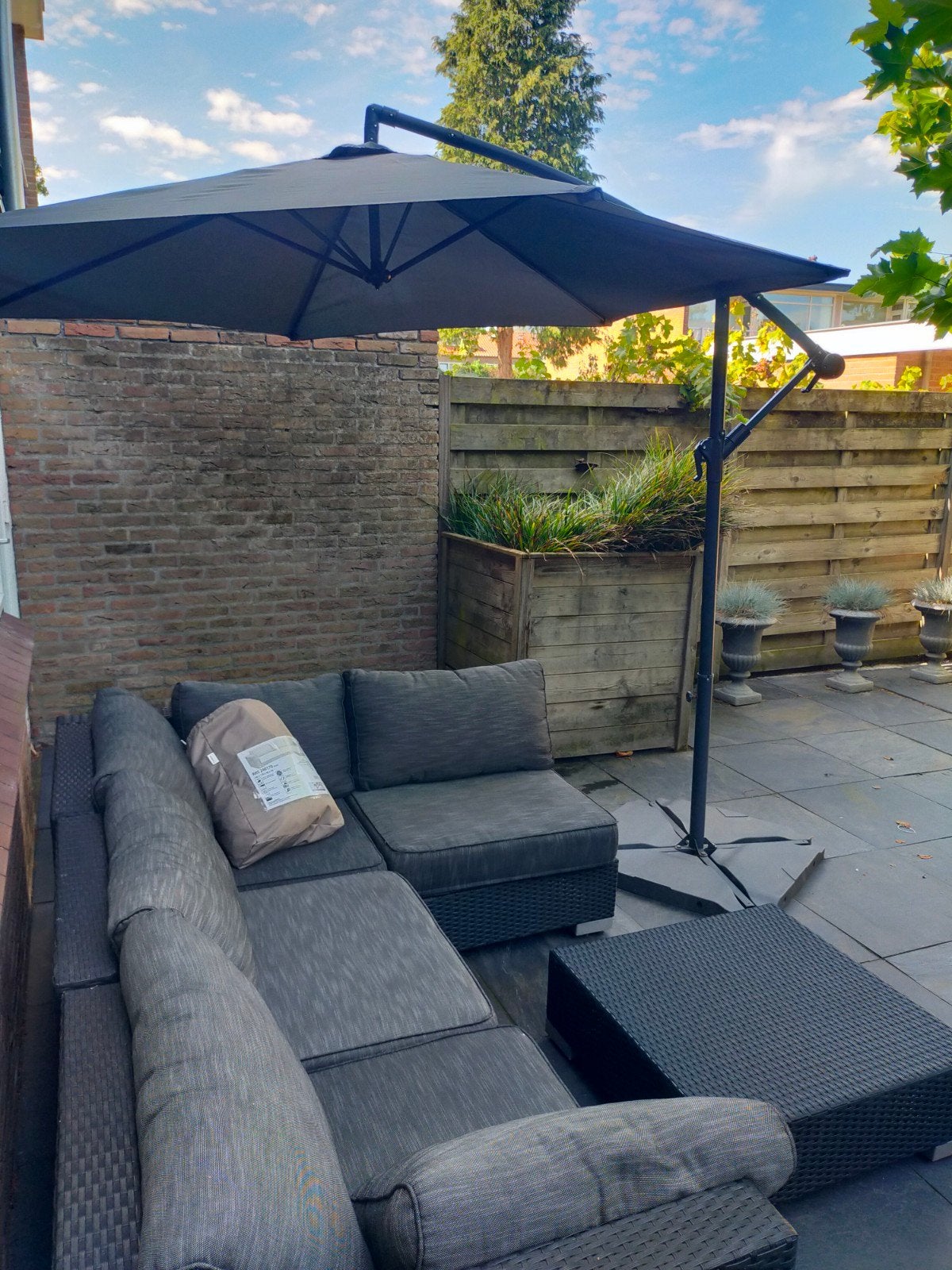 Zweefparasol grijs met hoes en voet - Zo goed als nieuw, Kantelbaar, 2 tot 3 meter, Ophalen of Verzenden, Zweefparasol