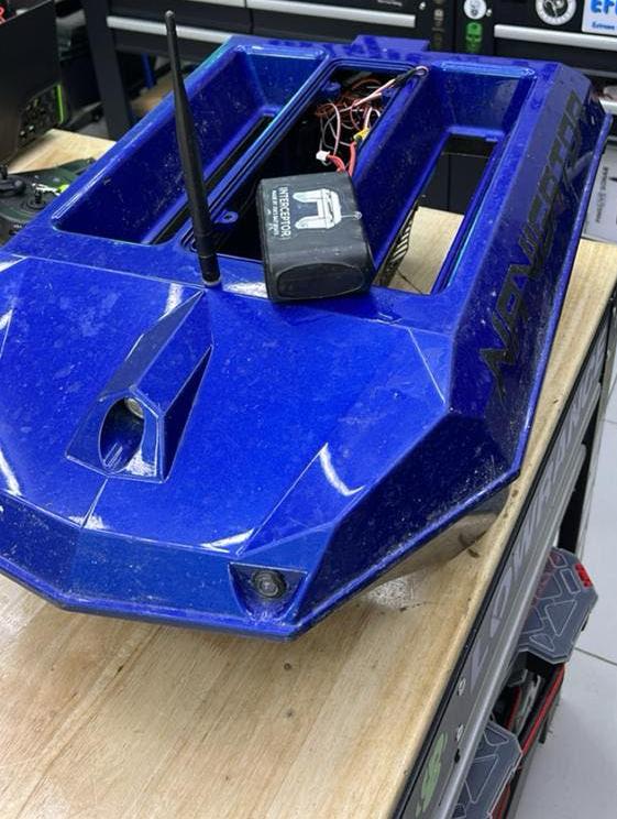 Navigator Voerboot Full Option (excl. baitspreader/camera), Watersport en Boten, Hengelsport | Karpervissen, Zo goed als nieuw