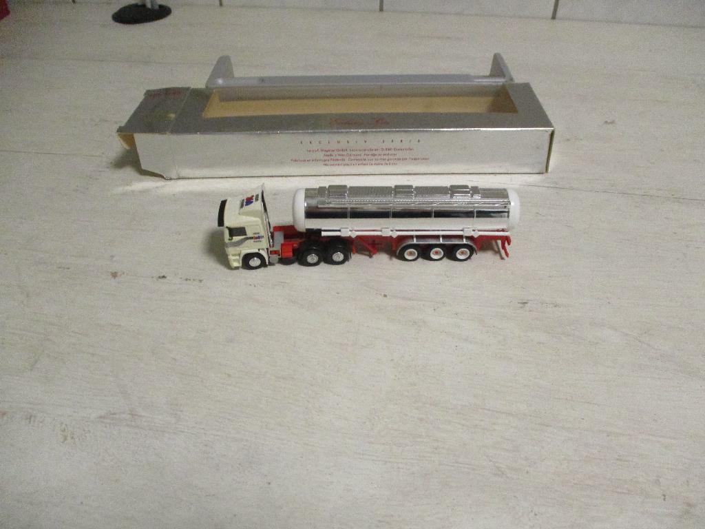 Herpa Volvo met Tank Oplegger Schaal 1:87, Hobby en Vrije tijd, Modelauto's | 1:87, Ophalen, Zo goed als nieuw, Bus of Vrachtwagen