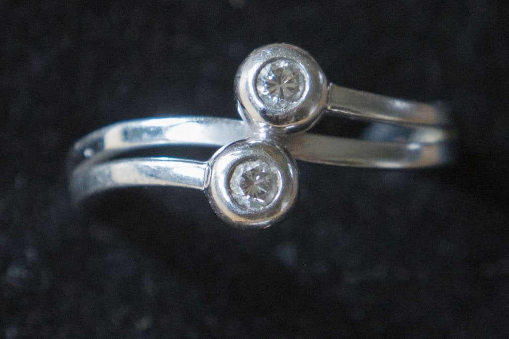 Witgouden ring met twee diamanten (0,13 kt), Verzenden, Wit, Zo goed als nieuw, 17 tot 18