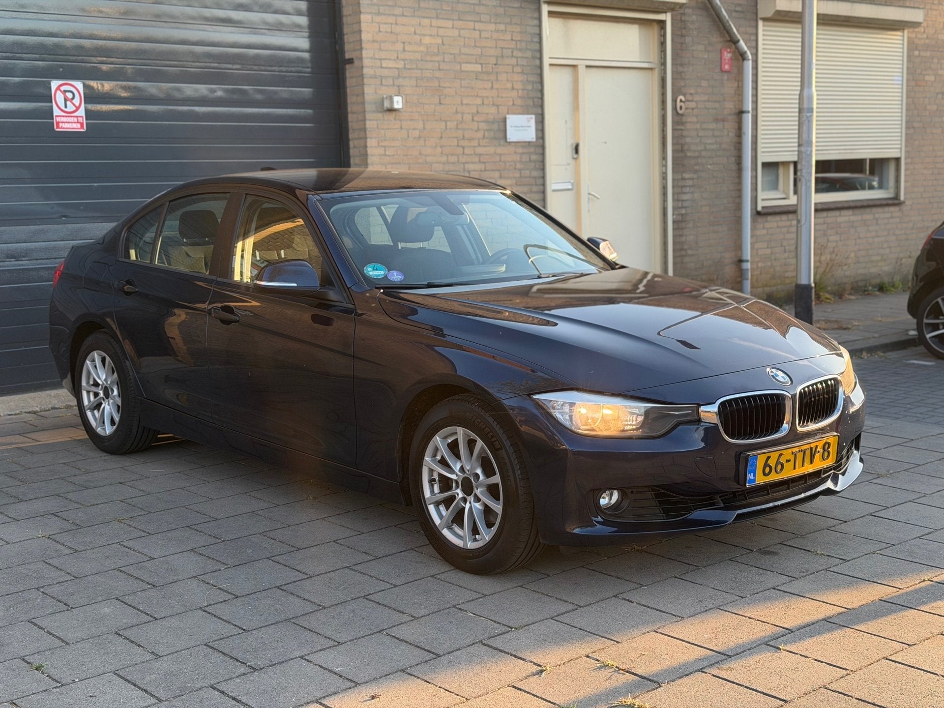 BMW 3-serie 320i High Executive Automaat Navi Climate Cruise, Auto's, Automaat, Achterwielaandrijving, Gebruikt, Zwart