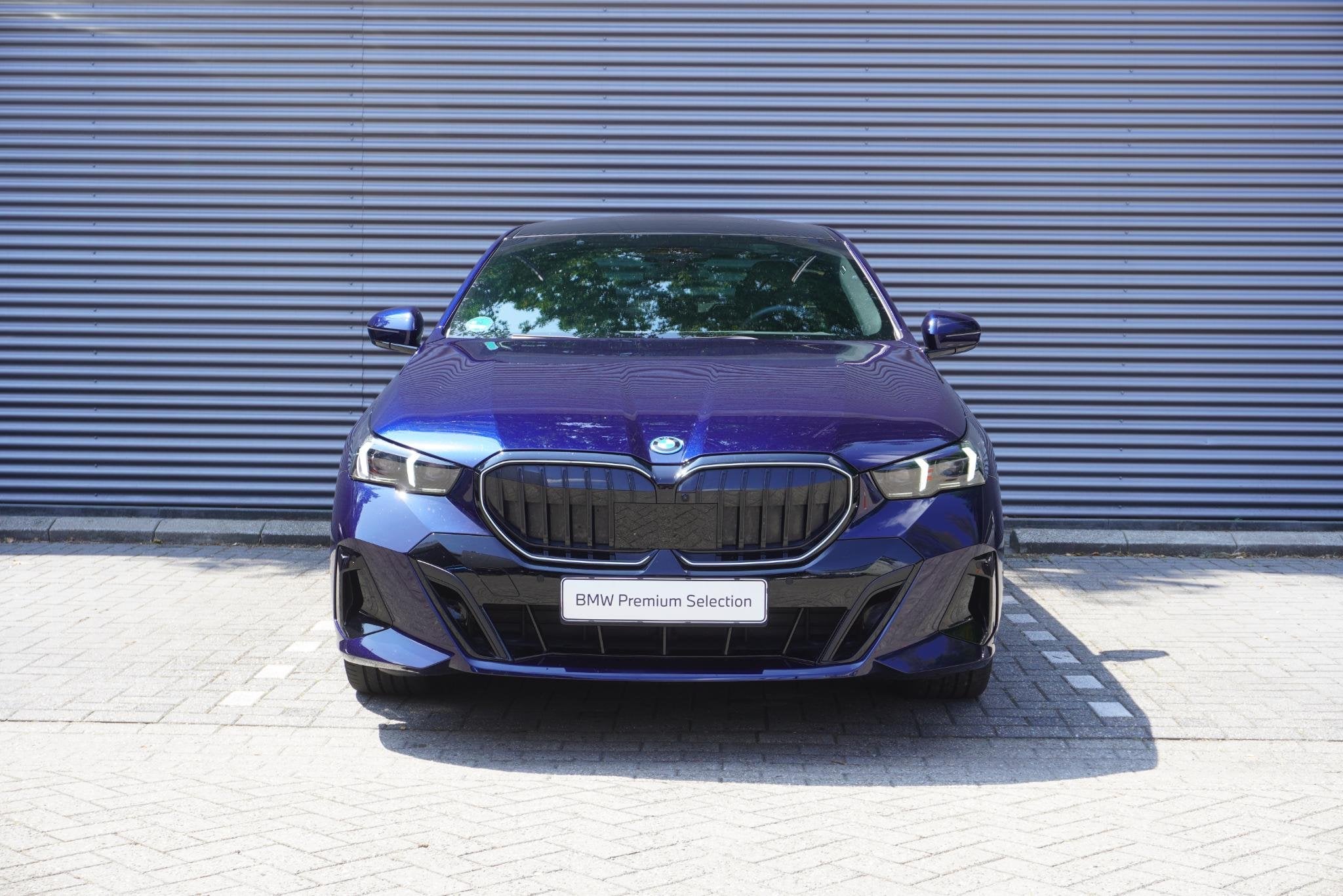 BMW 5 Serie 550e xDrive | M Sportpakket Pro | Comfort Pack |, Auto's, Automaat, Stof, Gebruikt, 135 min
