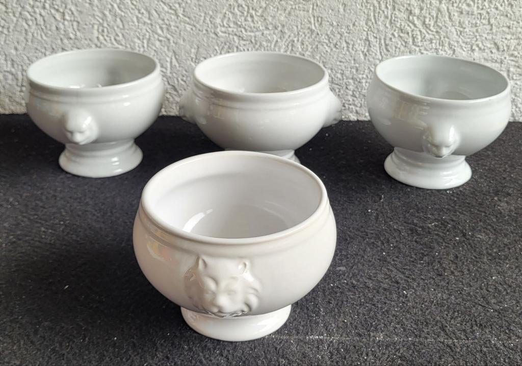 4 Franse witte porseleinen soepkommen met leeuwenkopgrepen., Ophalen of Verzenden, Porselein, Overige stijlen, Kom(men)
