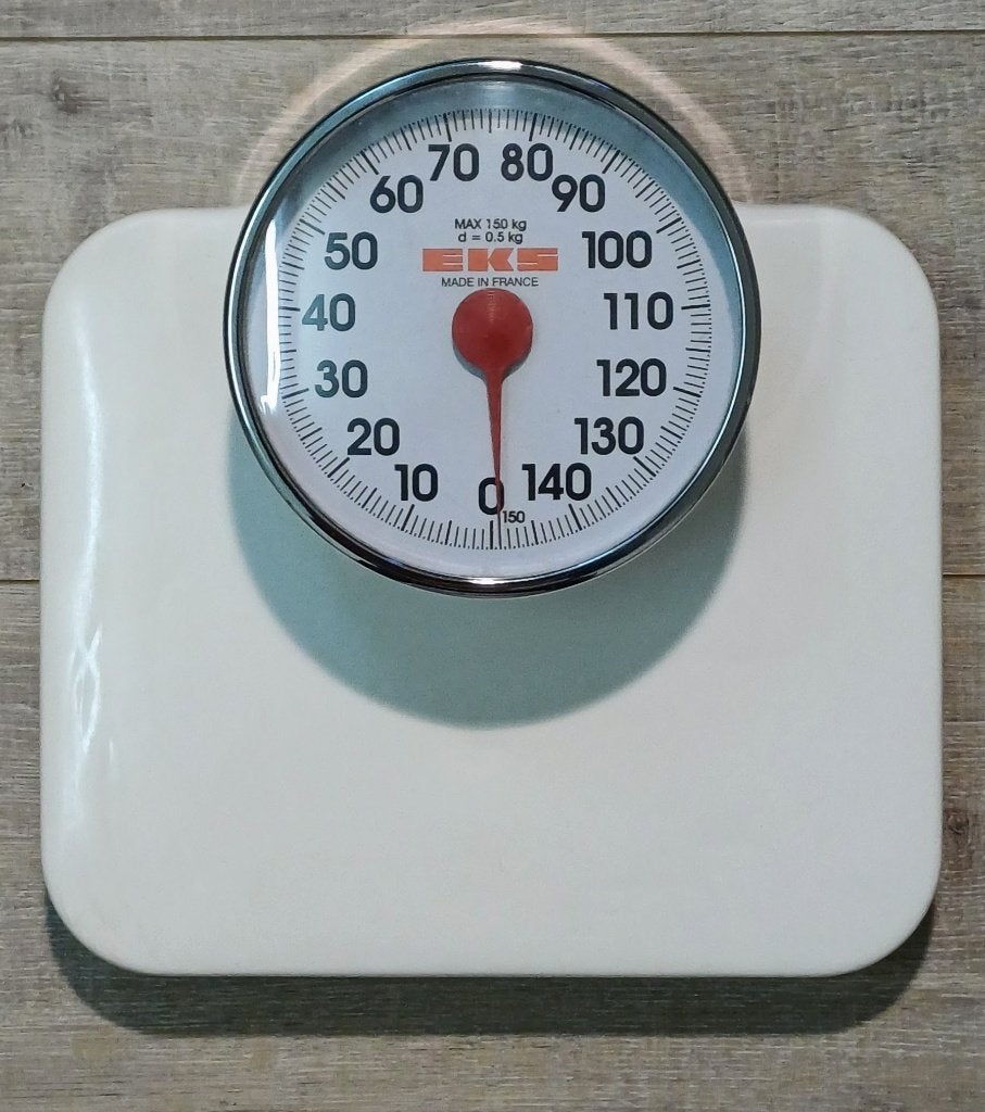 Vintage Personenweegschaal EKS - Wit, Analoog, 30x30 cm, Gebruikt, Analoog, 100 kg of meer, Ophalen of Verzenden