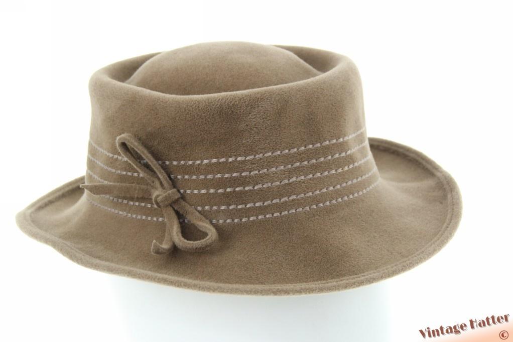 Vintage Dameshoed beige velour 55,5 = S gratis verzenden NL, Kleding | Dames, Hoeden en Petten, Ophalen of Verzenden, Zo goed als nieuw