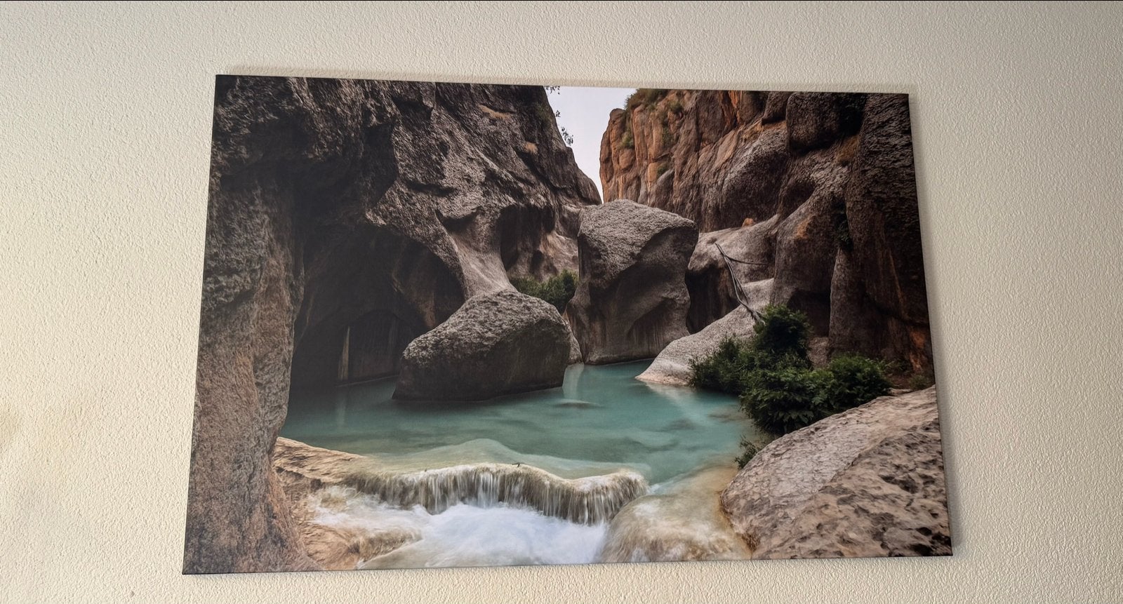 Canvas schilderij 120x80 cm - Waterval in kloof, Nieuw, Ophalen of Verzenden, Schilderij, 100 tot 125 cm