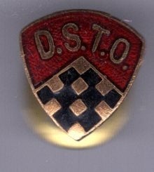 D.S.T.O. email op koper dammen/ schaken knoopspeld ( Y_015), Ophalen of Verzenden, Nieuw, Sport, Speldje of Pin