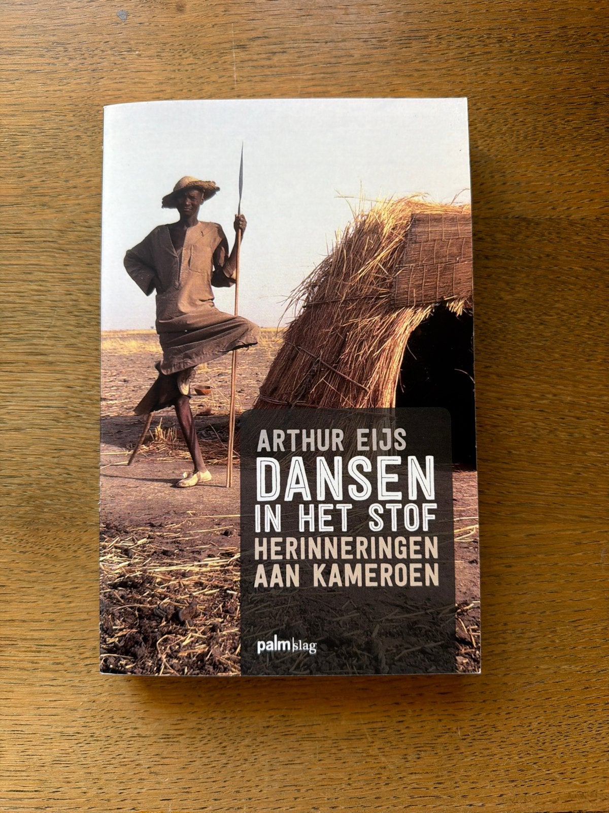 Dansen in het stof - Herinneringen aan Kameroen, Ophalen of Verzenden, Zo goed als nieuw, Nederland