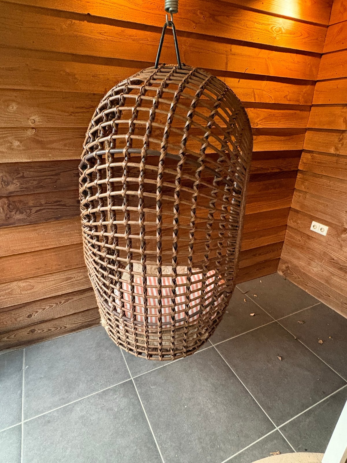 Comfortabele hangstoel van rotan, perfect voor binnen/buiten, Huis en Inrichting, Gebruikt, Bruin, Riet of Rotan, Ophalen of Verzenden