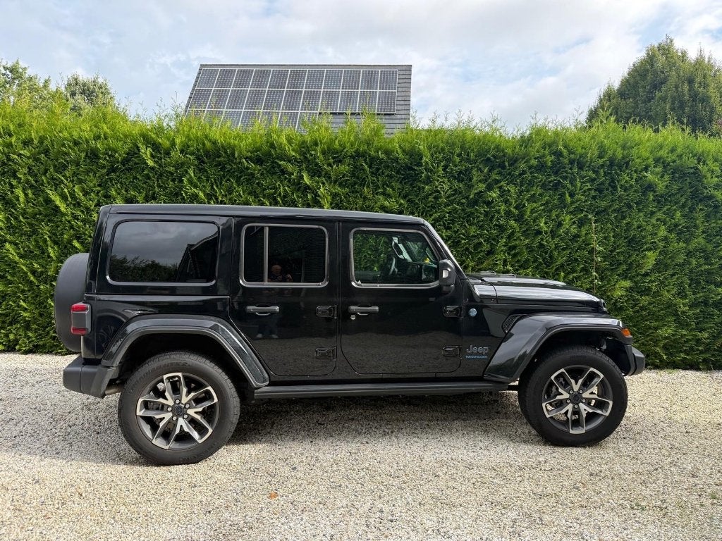 JEEP Wrangler 2.0 4xe 380 Sahara uit juli 2025 met 12.748km, Auto's, Automaat, 1995 cc, 4 cilinders, Leder en Stof