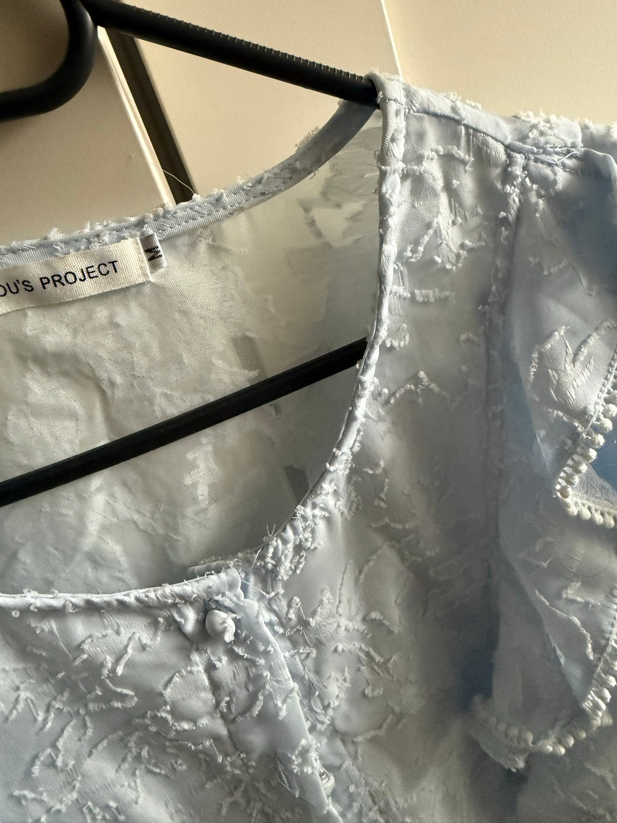 Lichtblauwe blouse met ruches en textuur, Verzenden, Zo goed als nieuw, Maat 38/40 (M), Blauw