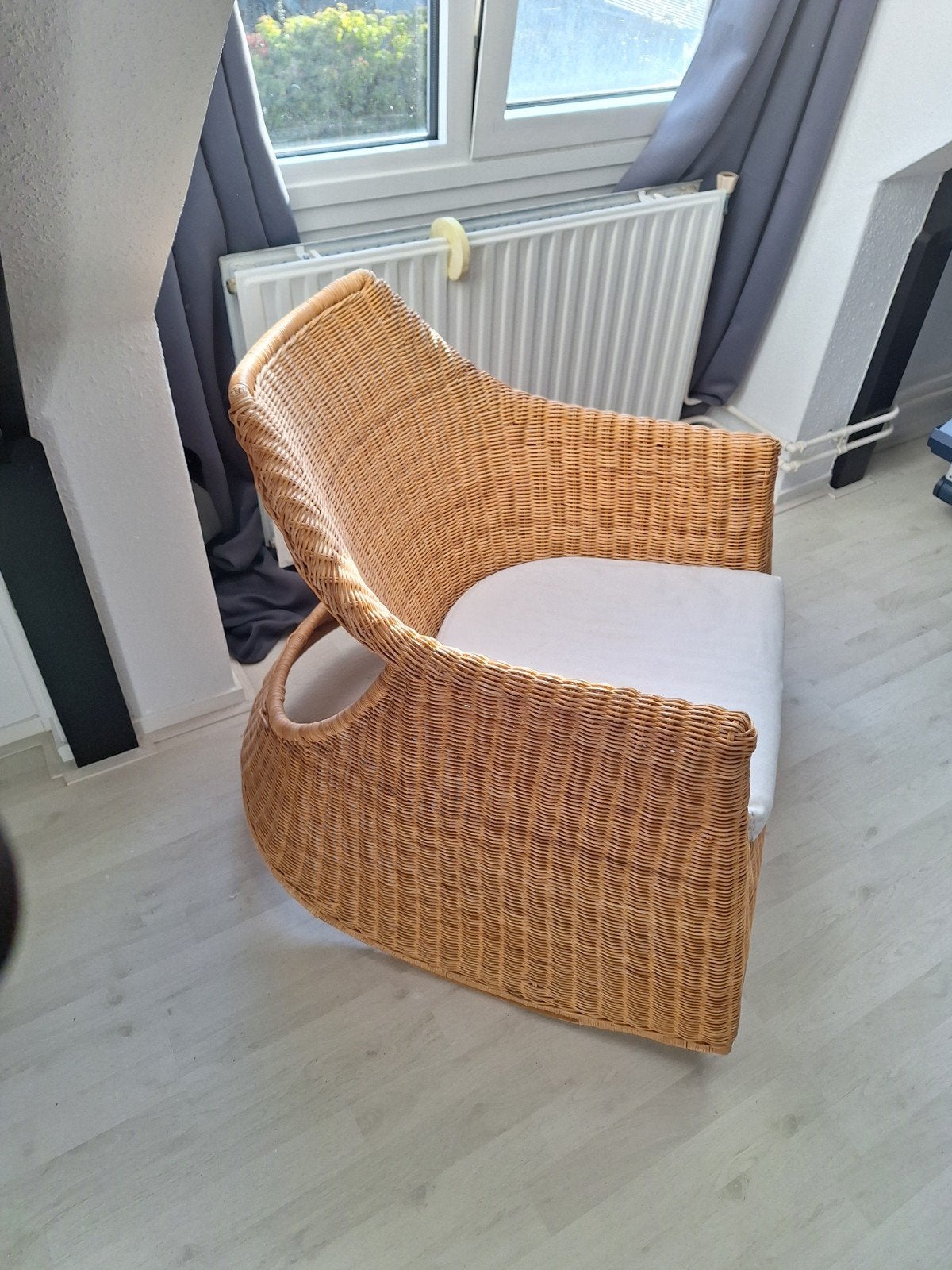 Rotan schommel stoel met kussen, Ophalen, Zo goed als nieuw, Wit, Eén