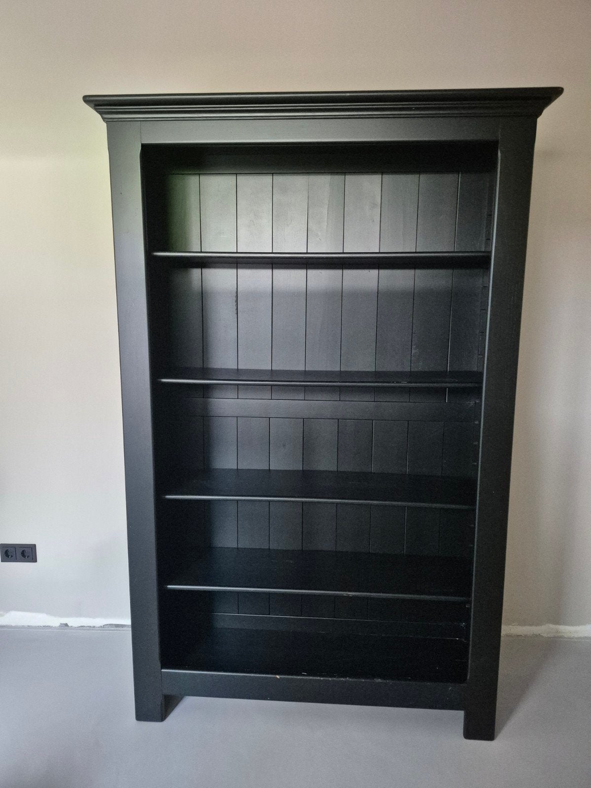 Massief eiken boekenkast – zwart gespoten, Ophalen, Gebruikt, 100 tot 150 cm, Eikenhout