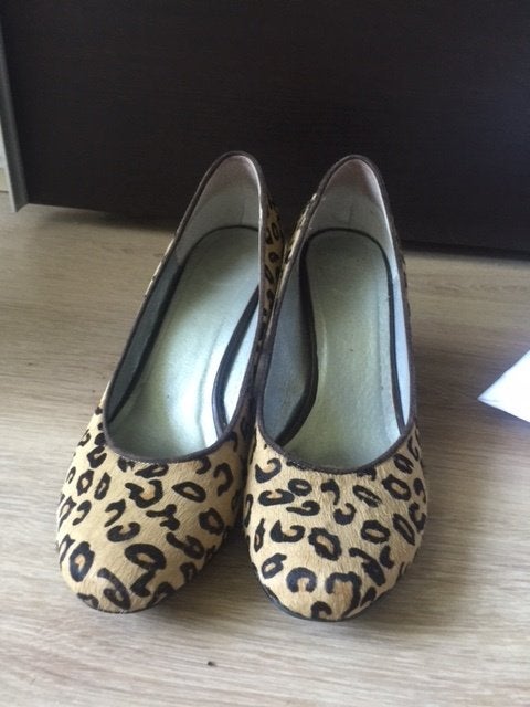 Bijenkorf pump hakken schoenen cheetah dierenprint maat 39, Kleding | Dames, Pumps, Beige, Bijenkorf, Nieuw
