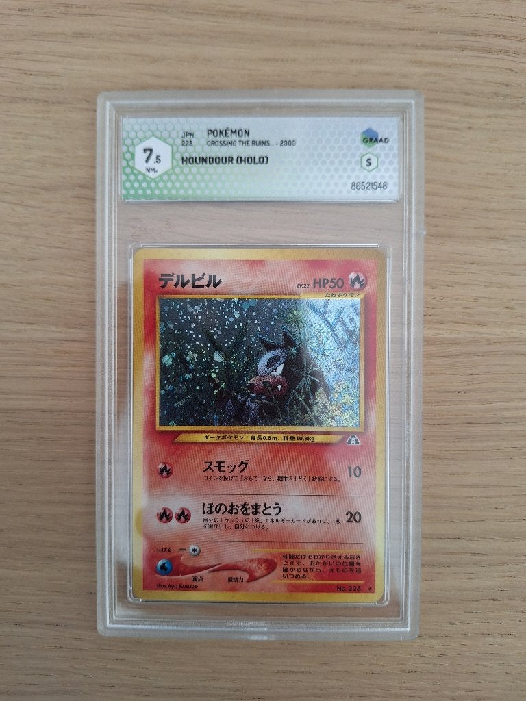 Pokémon Houndour (Holo) Graad 7.5 - Crossing the Ruins, Ophalen of Verzenden, Zo goed als nieuw, Losse kaart, Foil