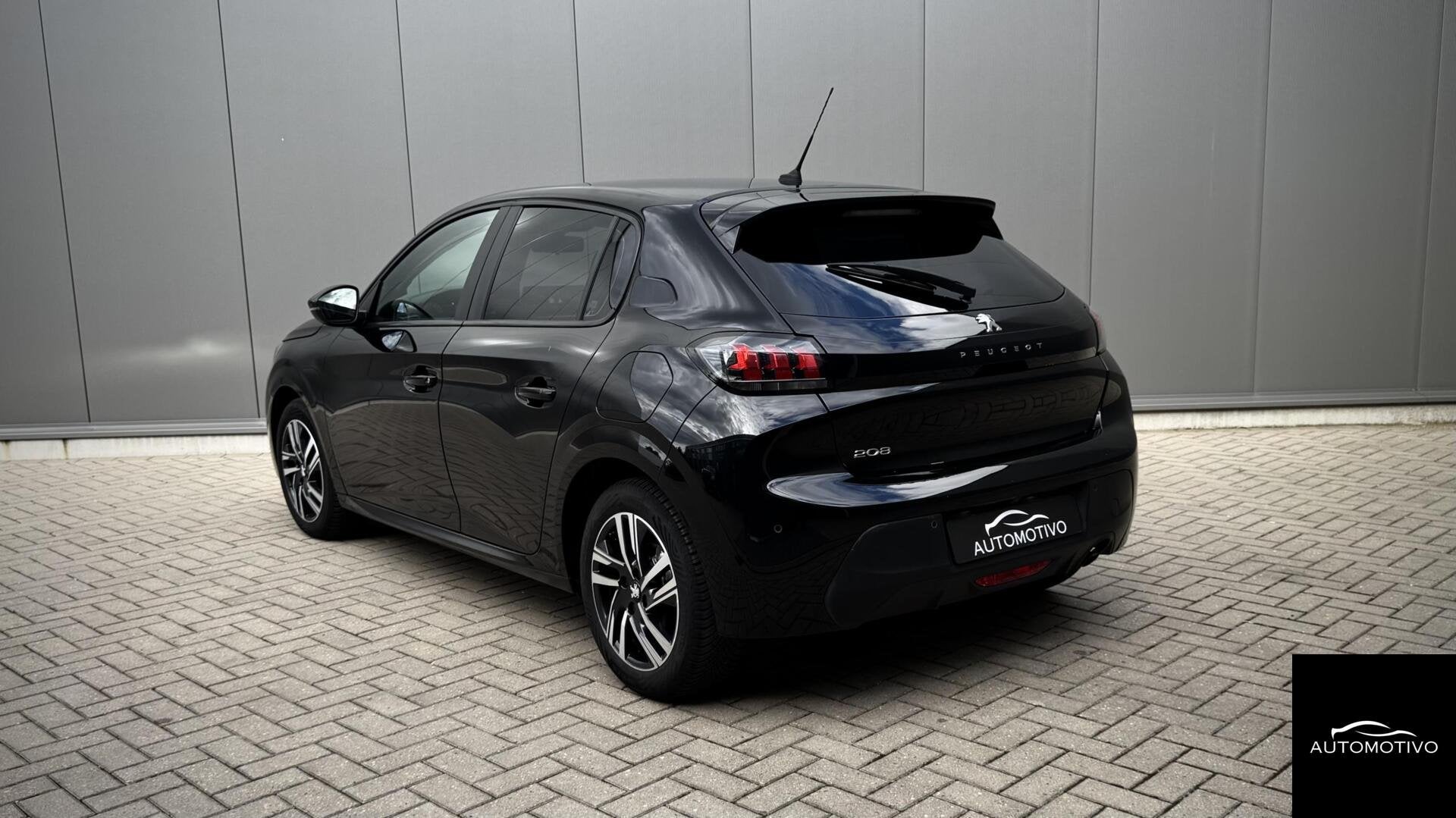Peugeot 208 1.2 PureTech | AUTOMAAT | CARPLAY | CAMERA |LED|, Auto's, Zwart, 19 km/l, 1065 kg, Hatchback