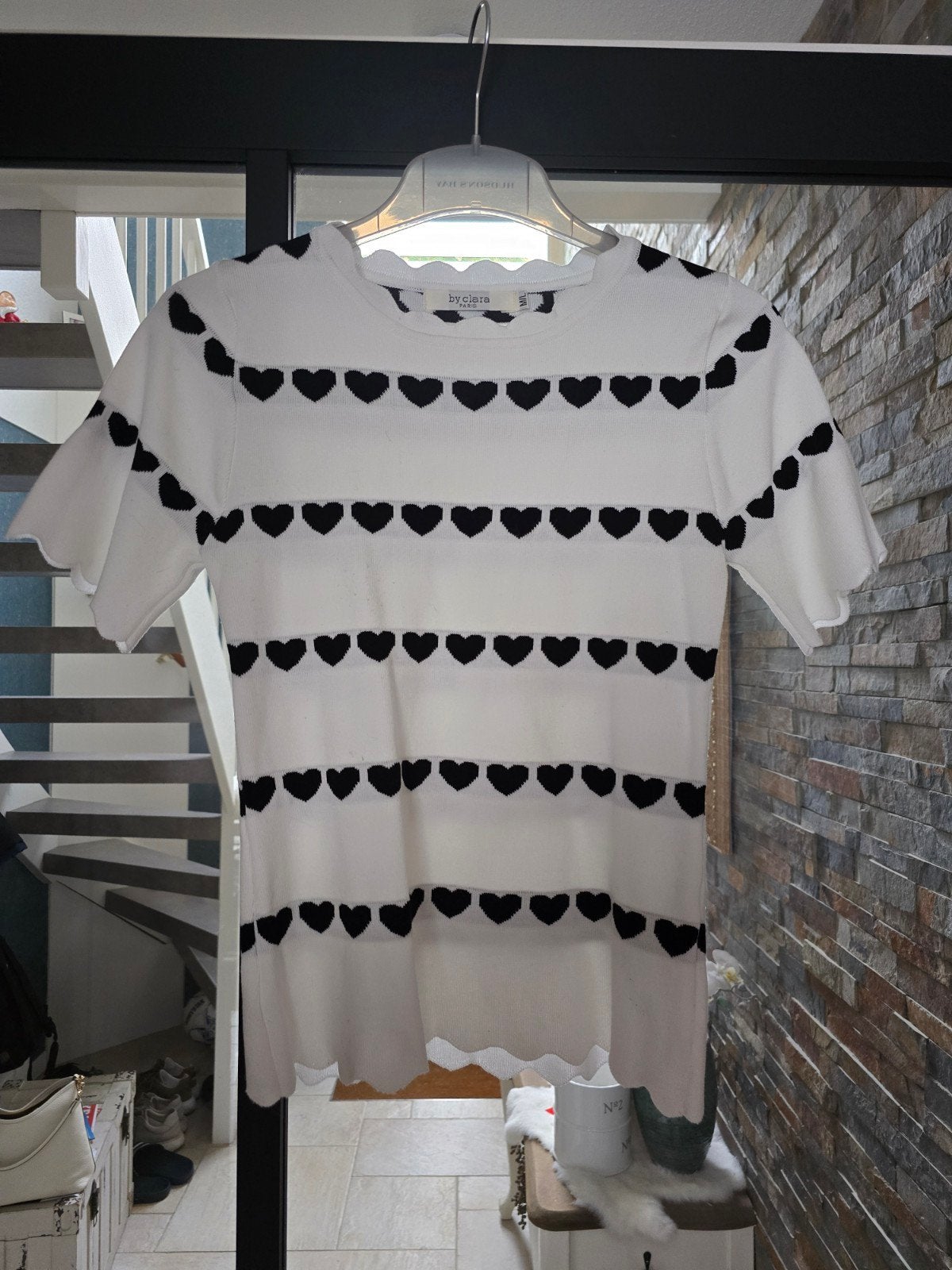 Te koop wit dames truitje met zwarte hartjes, merk By Clara,, Kleding | Dames, Maat 38/40 (M), Wit, Ophalen of Verzenden, Zo goed als nieuw