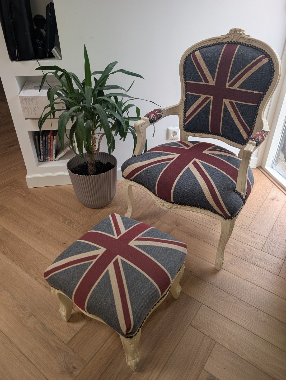Barok Fauteuil en poef met Union Jack Bekleding, Ophalen